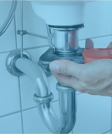 Rohrzange an einem Waschbecken