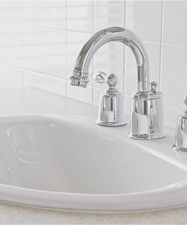 Weißes Waschbecken mit Wasserhahn